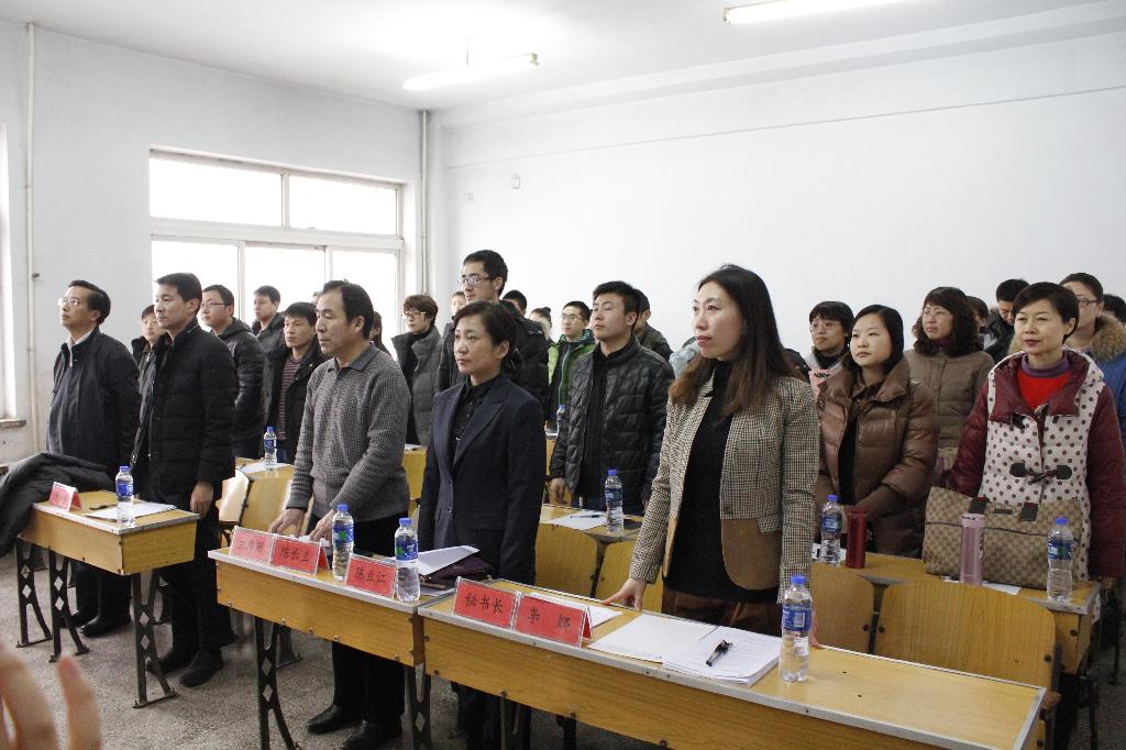 美狮贵宾会全体代表在学习《学院工作报告》